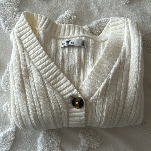White Hollister women’s xs cropped sweater - Picture 6 of 6
